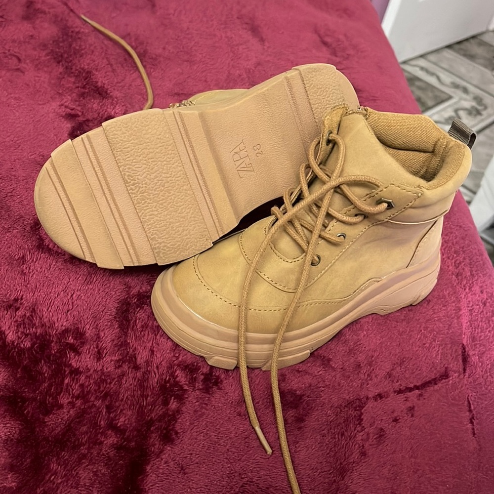 These boots were worn for a day only. The sole is new